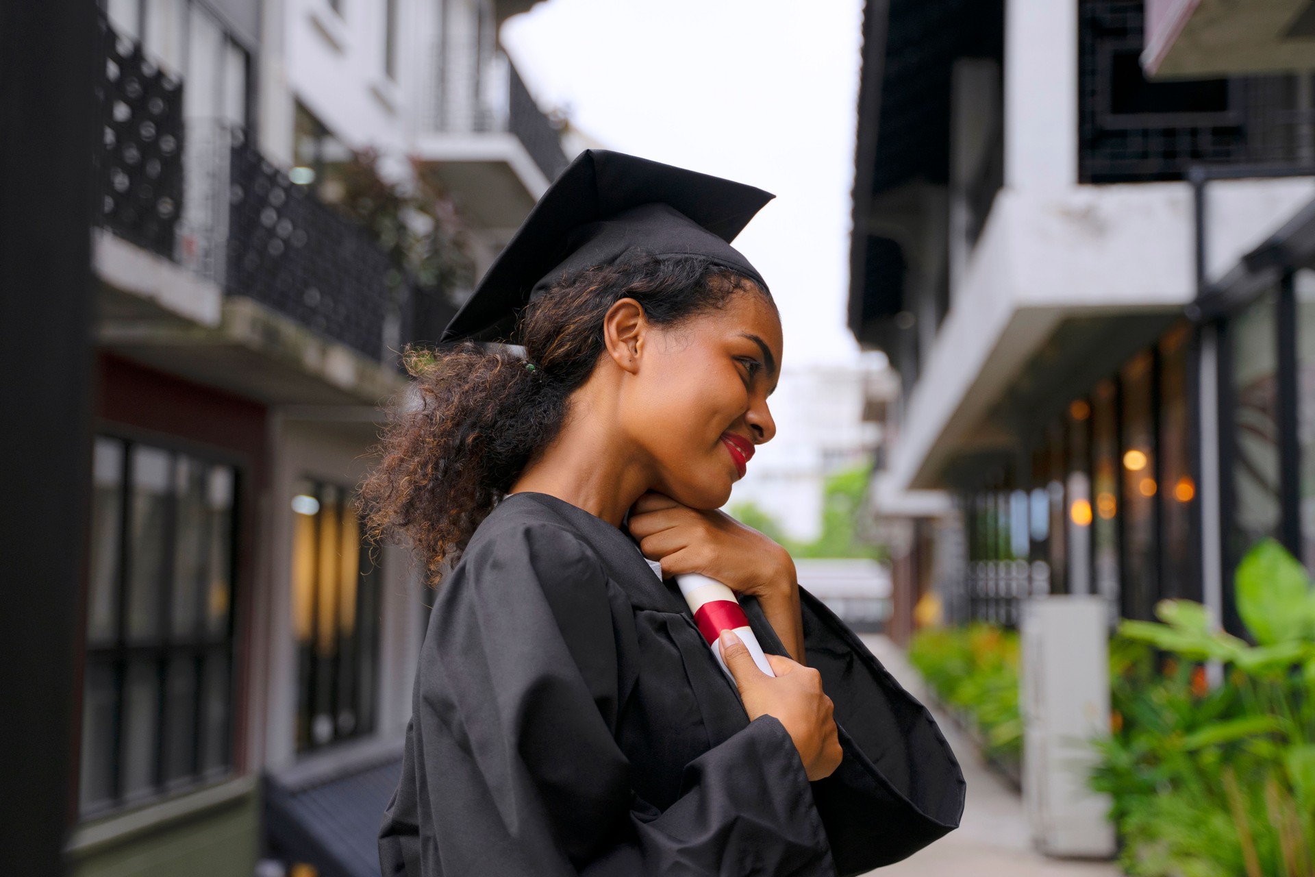 Women is celebrating for graduated university.